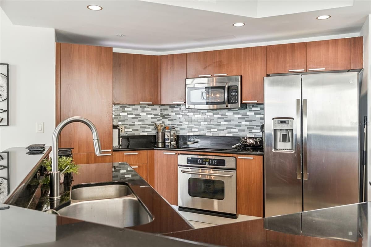 231 RIVERSIDE DRIVE — photo 3 of 46