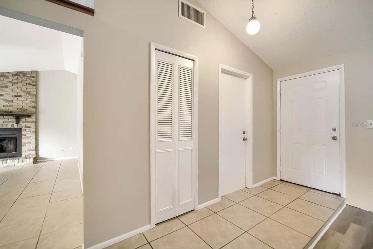 717 LANCEWOOD DRIVE — photo 2 of 26
