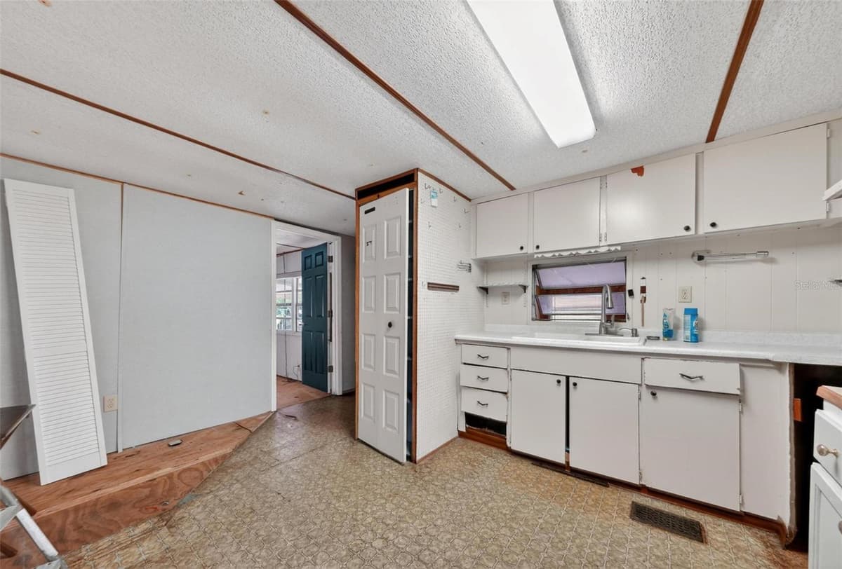 138 INDIAN CREEK ROAD — photo 15 of 50