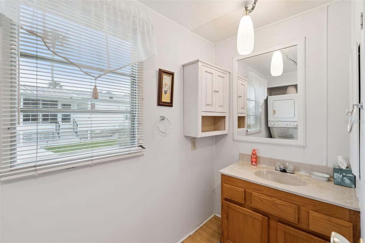 102 PARKLAND DRIVE — photo 18 of 27