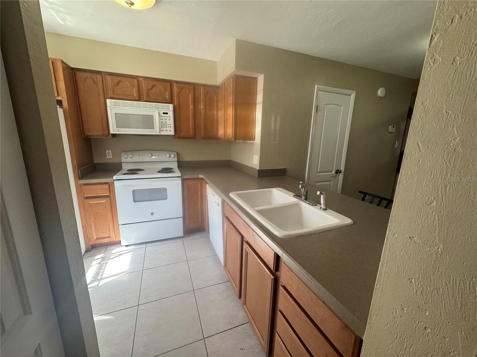 2202 39TH DRIVE — photo 3 of 17