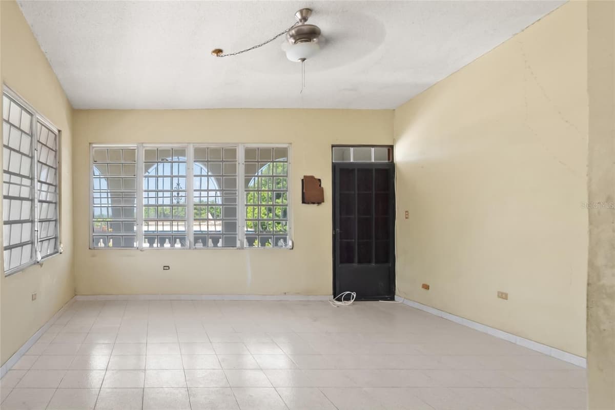 638 CALLE B COM. SERRANO — photo 9 of 34