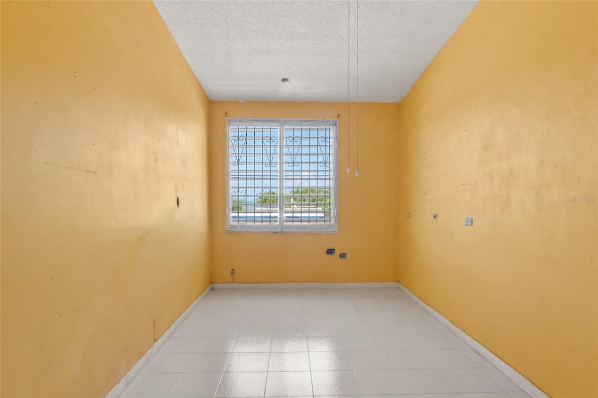 638 CALLE B COM. SERRANO — photo 10 of 34