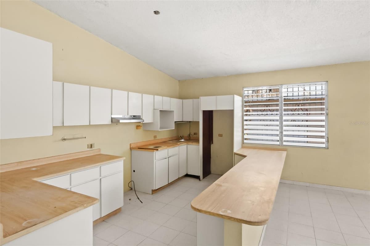 638 CALLE B COM. SERRANO — photo 6 of 34