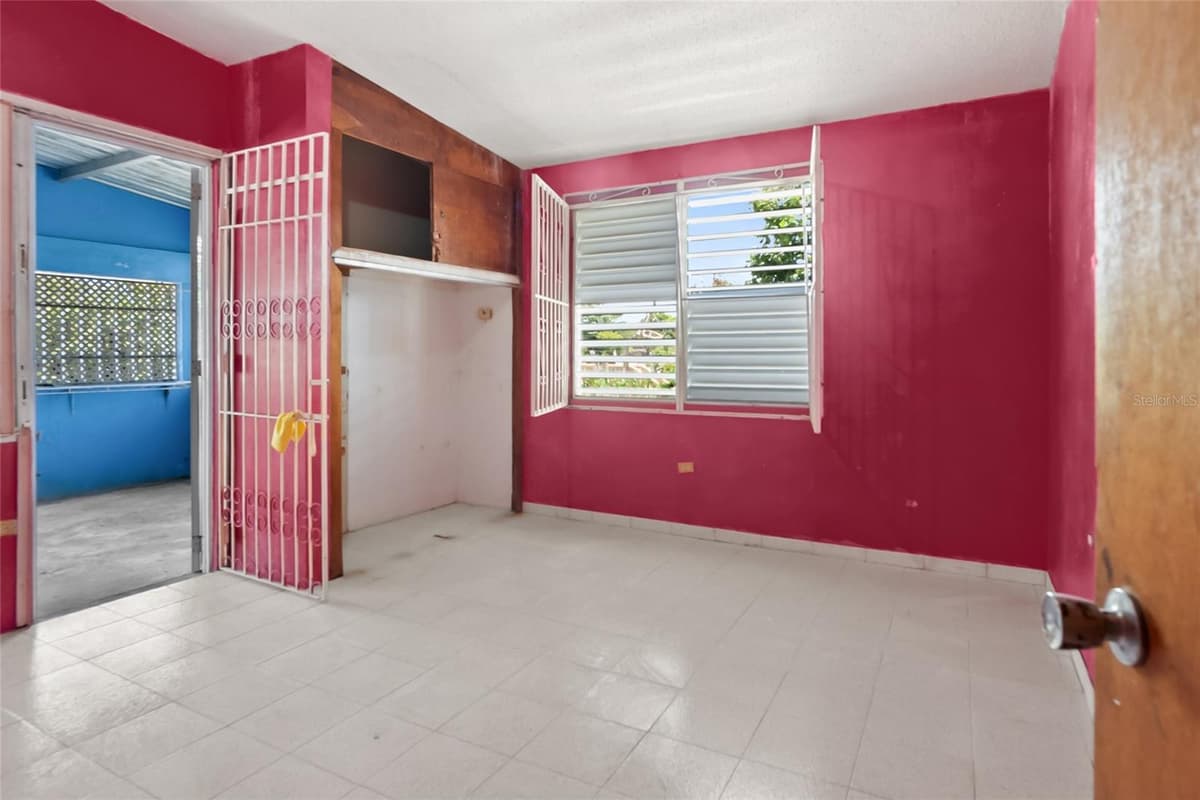 638 CALLE B COM. SERRANO — photo 15 of 34