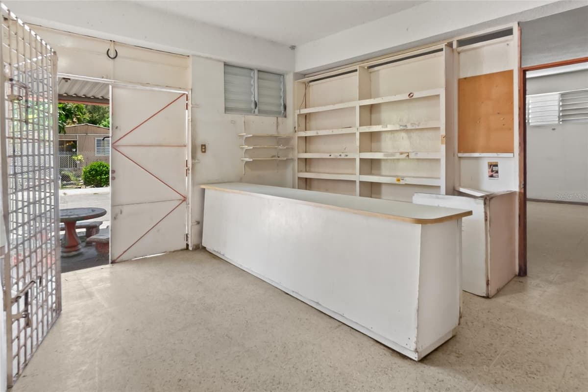 638 CALLE B COM. SERRANO — photo 21 of 34