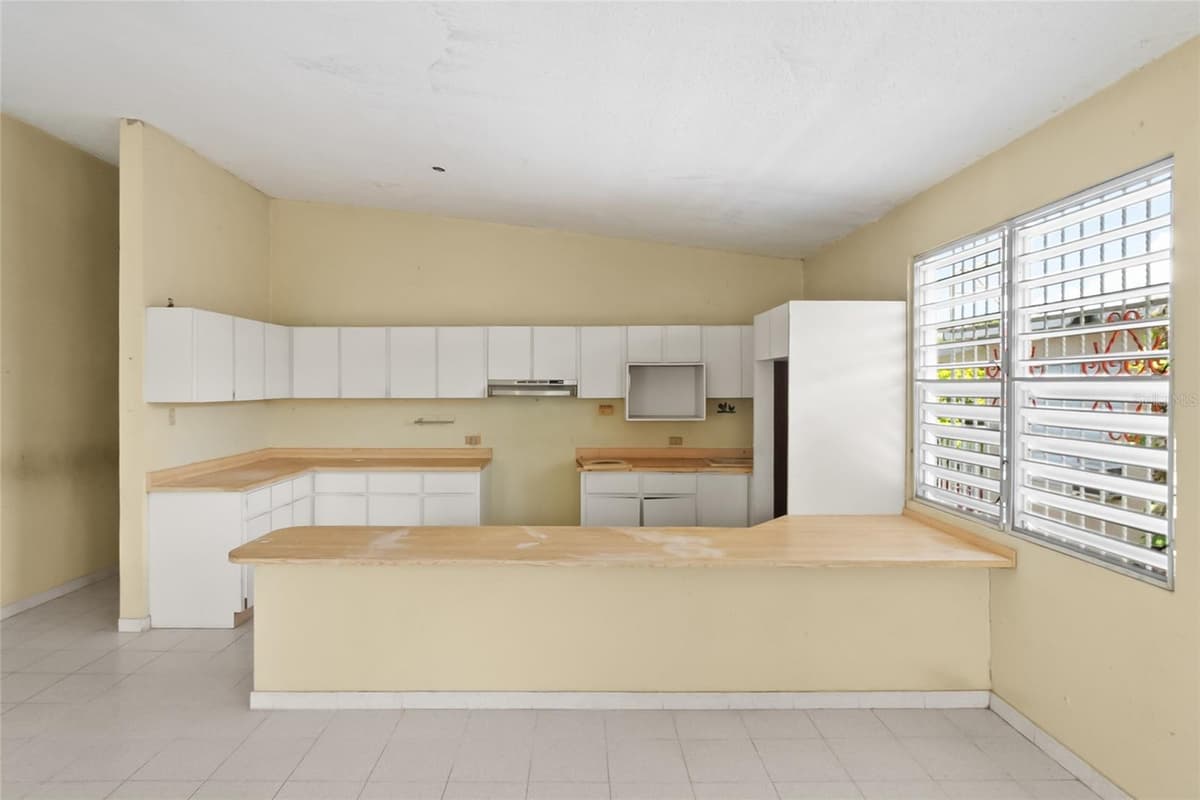 638 CALLE B COM. SERRANO — photo 5 of 34