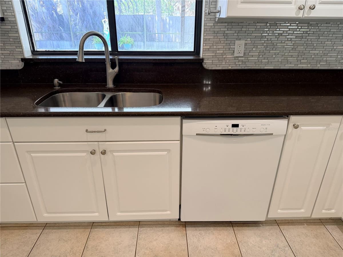 55 BAY HARBOUR DRIVE — photo 10 of 39