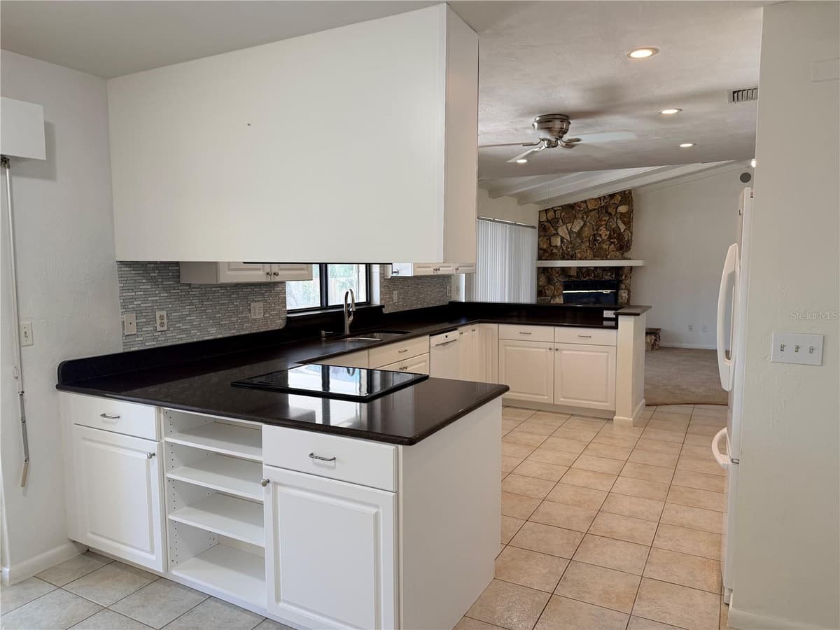 55 BAY HARBOUR DRIVE — photo 4 of 39