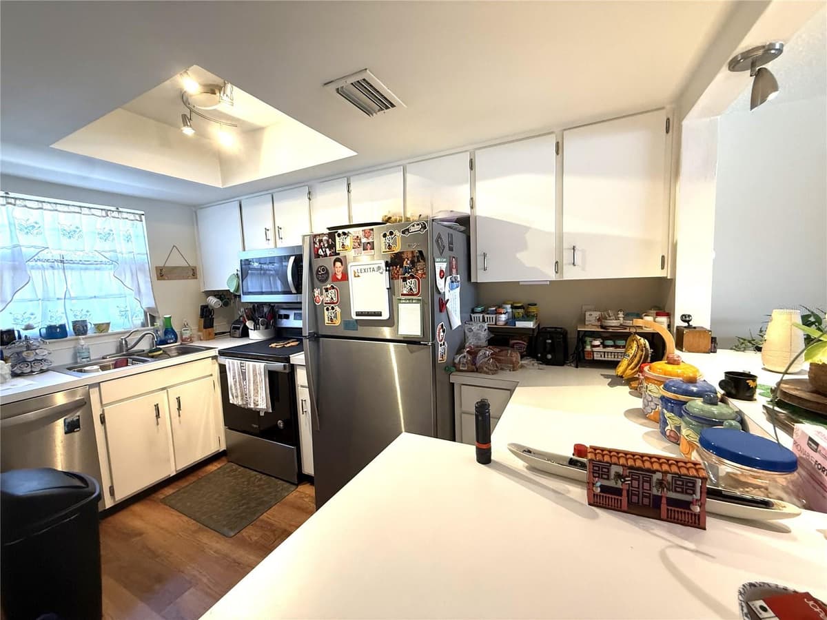 410 ORLANDO AVENUE — photo 11 of 29