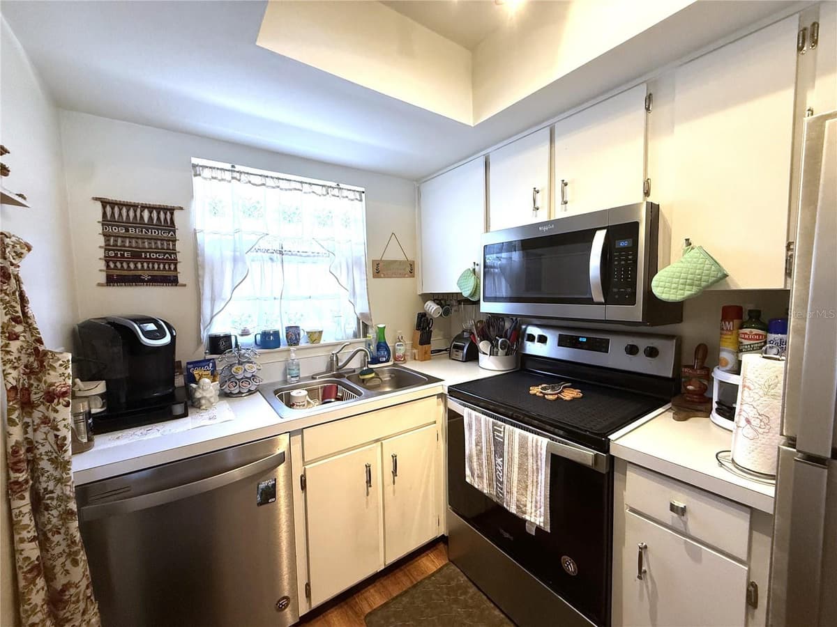 410 ORLANDO AVENUE — photo 10 of 29