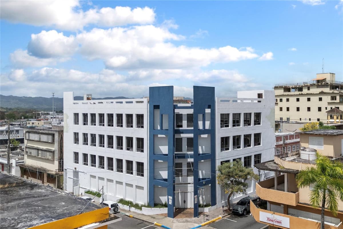48 ESQUINA CORCHADO Y RUIZ BELVIS — photo 1 of 15