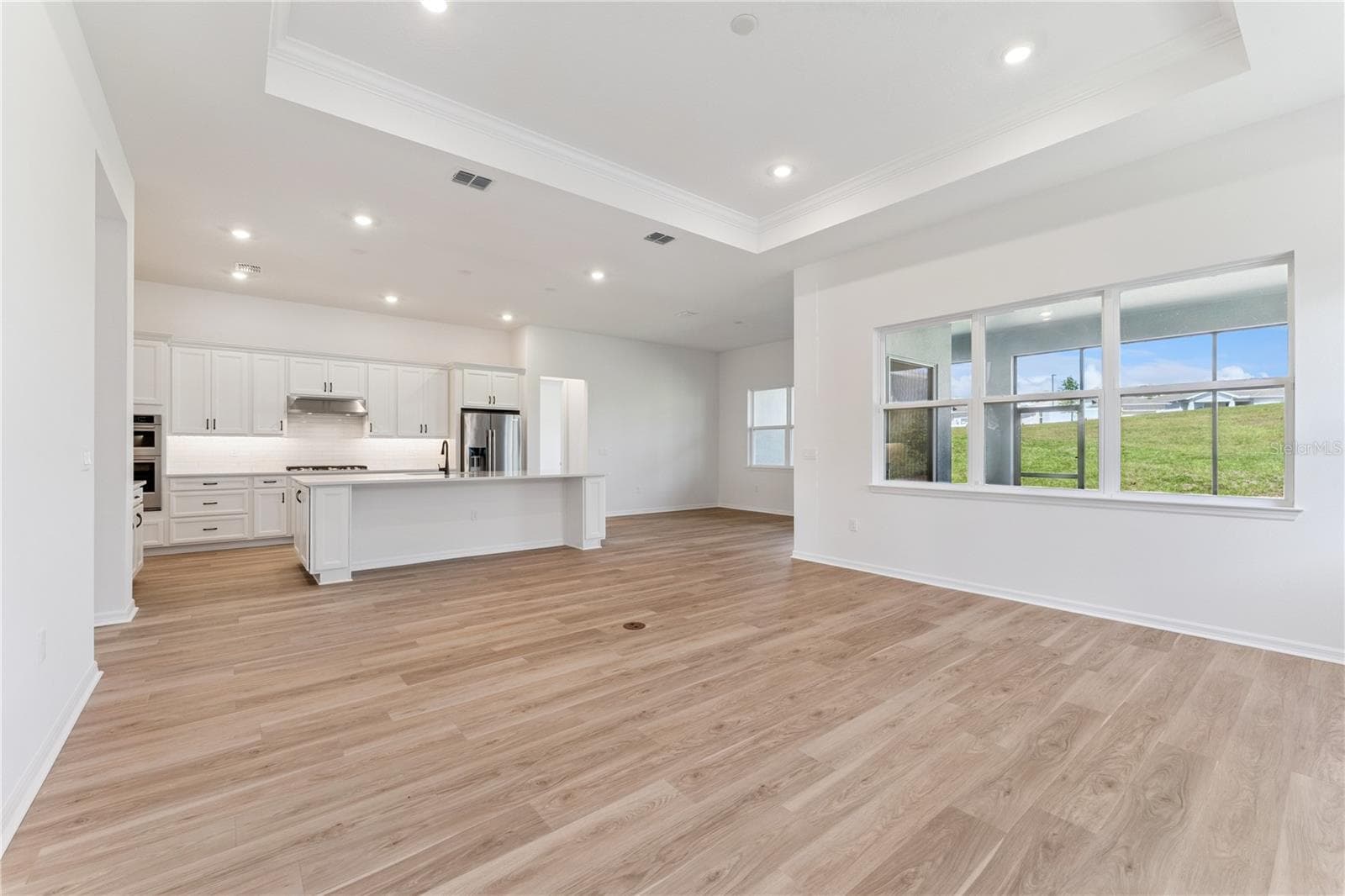 1552 SKYLINE HEIGHTS CIRCLE — photo 3 of 74
