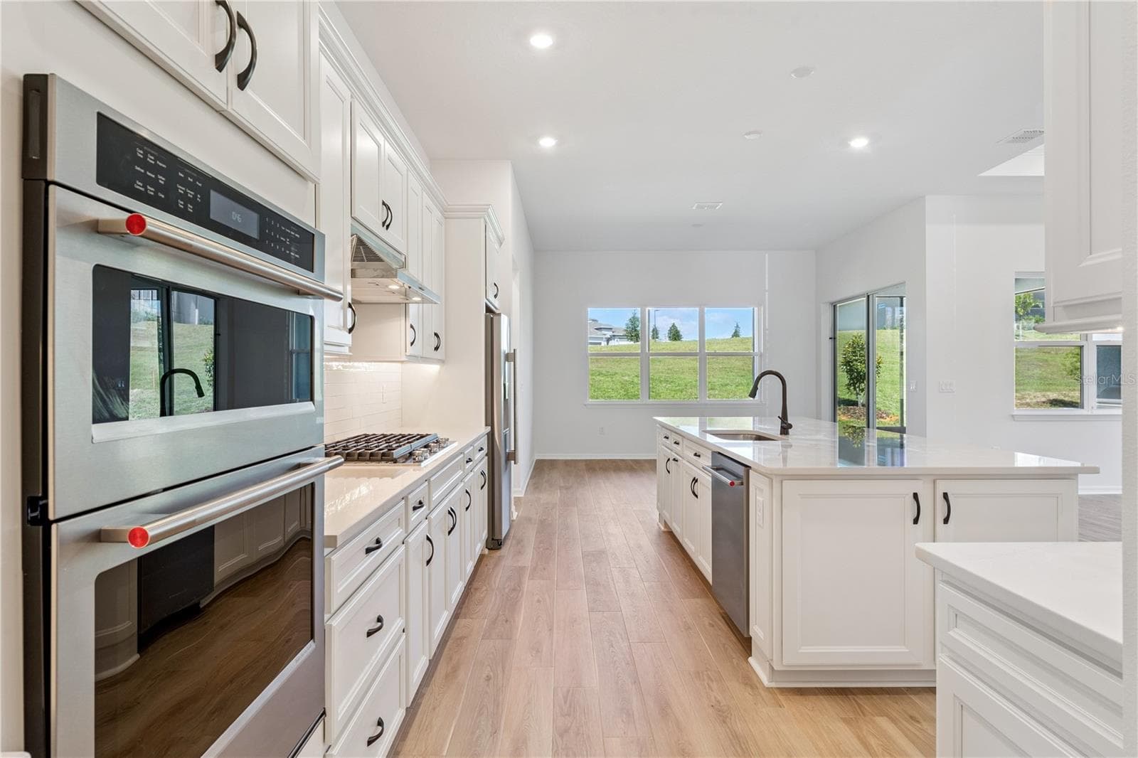1552 SKYLINE HEIGHTS CIRCLE — photo 10 of 74