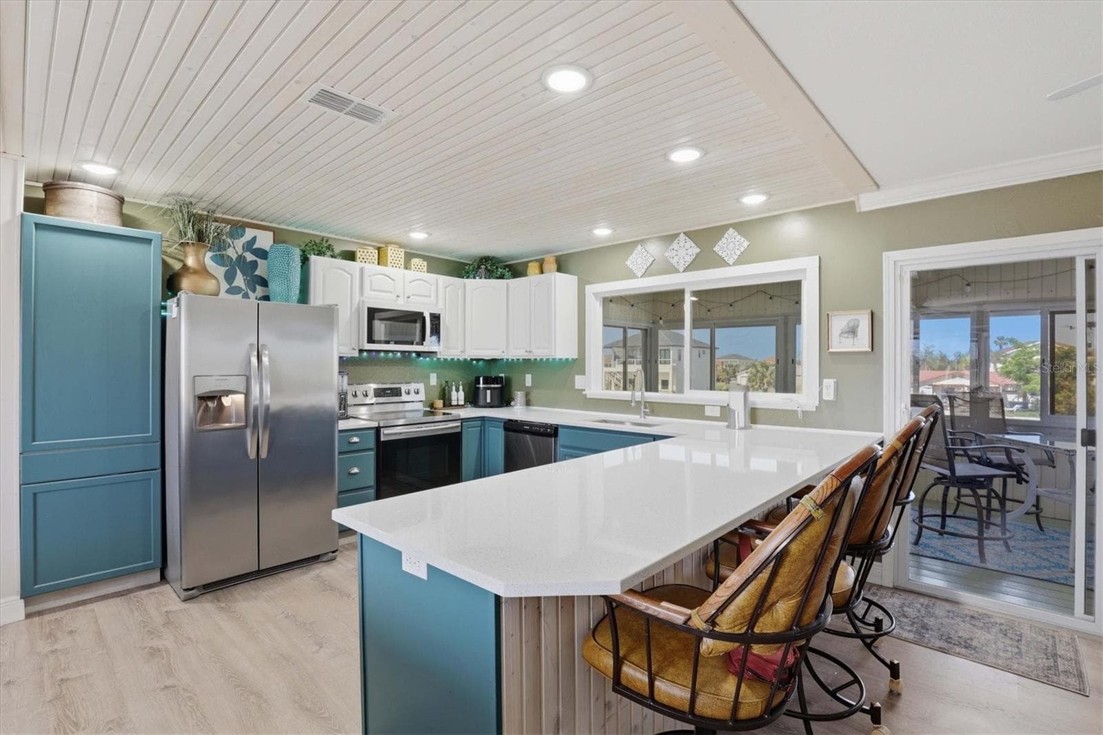 3347 OLEANDER DRIVE — photo 15 of 48