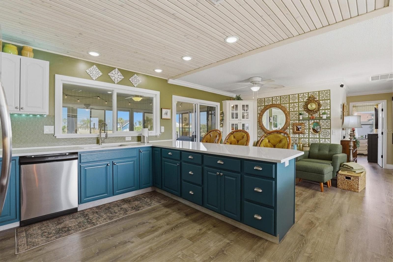 3347 OLEANDER DRIVE — photo 16 of 48