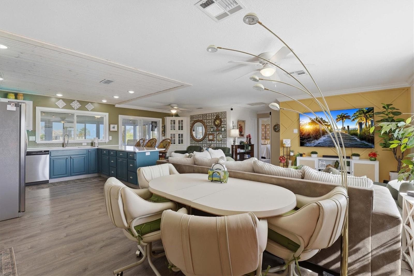 3347 OLEANDER DRIVE — photo 12 of 48