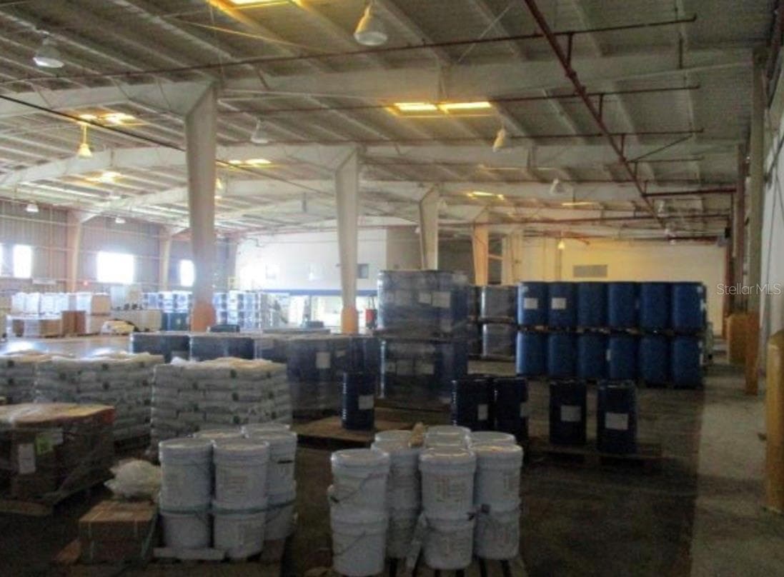 Warehouse JARDINES CAROLINA, ROSENDO VELA ACOSTA ST. — photo 8 of 11