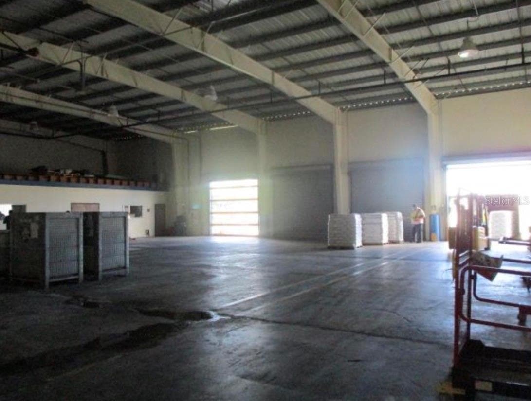 Warehouse JARDINES CAROLINA, ROSENDO VELA ACOSTA ST. — photo 6 of 11