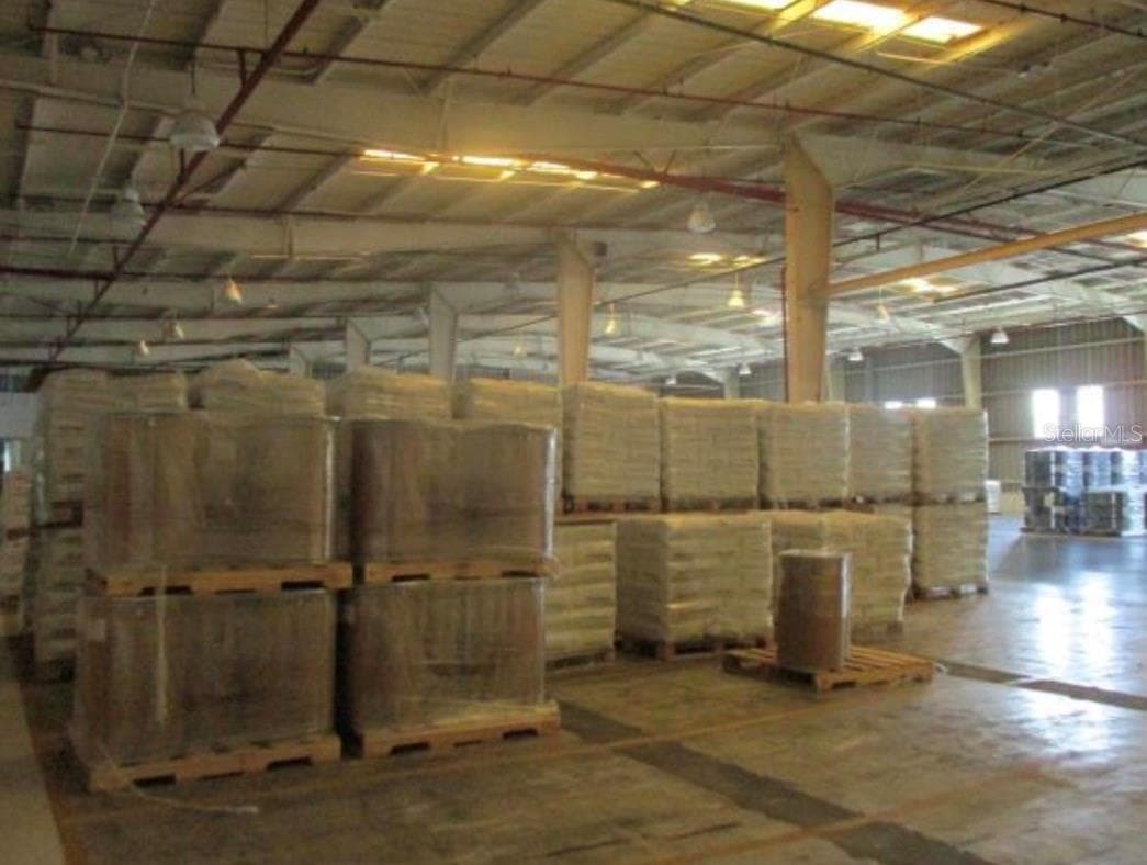 Warehouse JARDINES CAROLINA, ROSENDO VELA ACOSTA ST. — photo 7 of 11