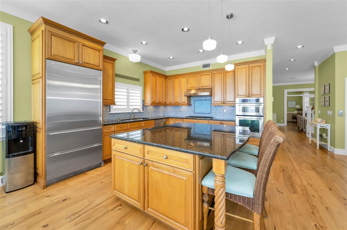 13303 GULF LANE — photo 7 of 43