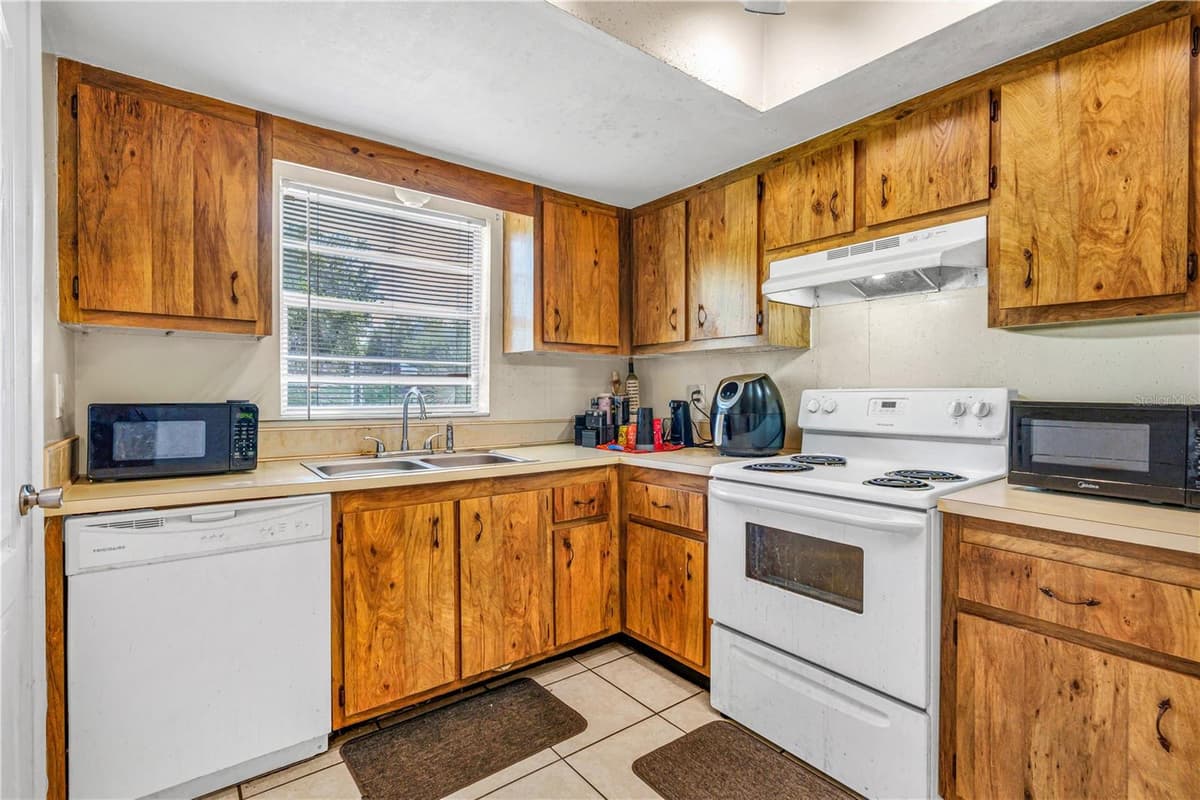 428 BANANA CAY DRIVE — photo 11 of 30