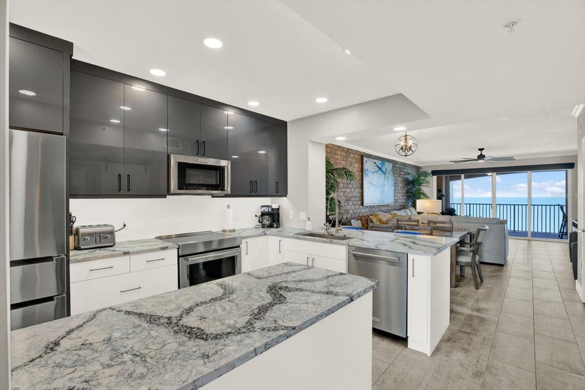 16450 GULF BOULEVARD — photo 13 of 31