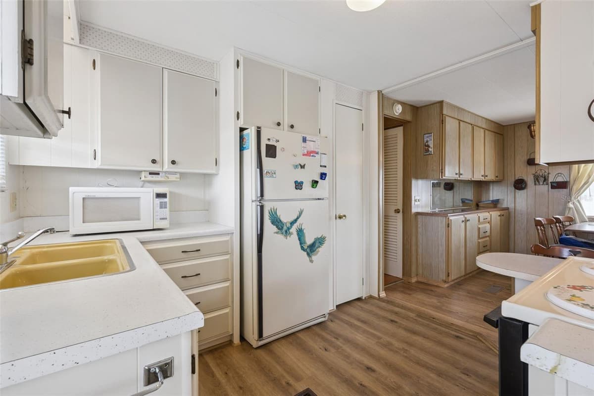 13 COCOS PLUMOSA DRIVE — photo 3 of 46
