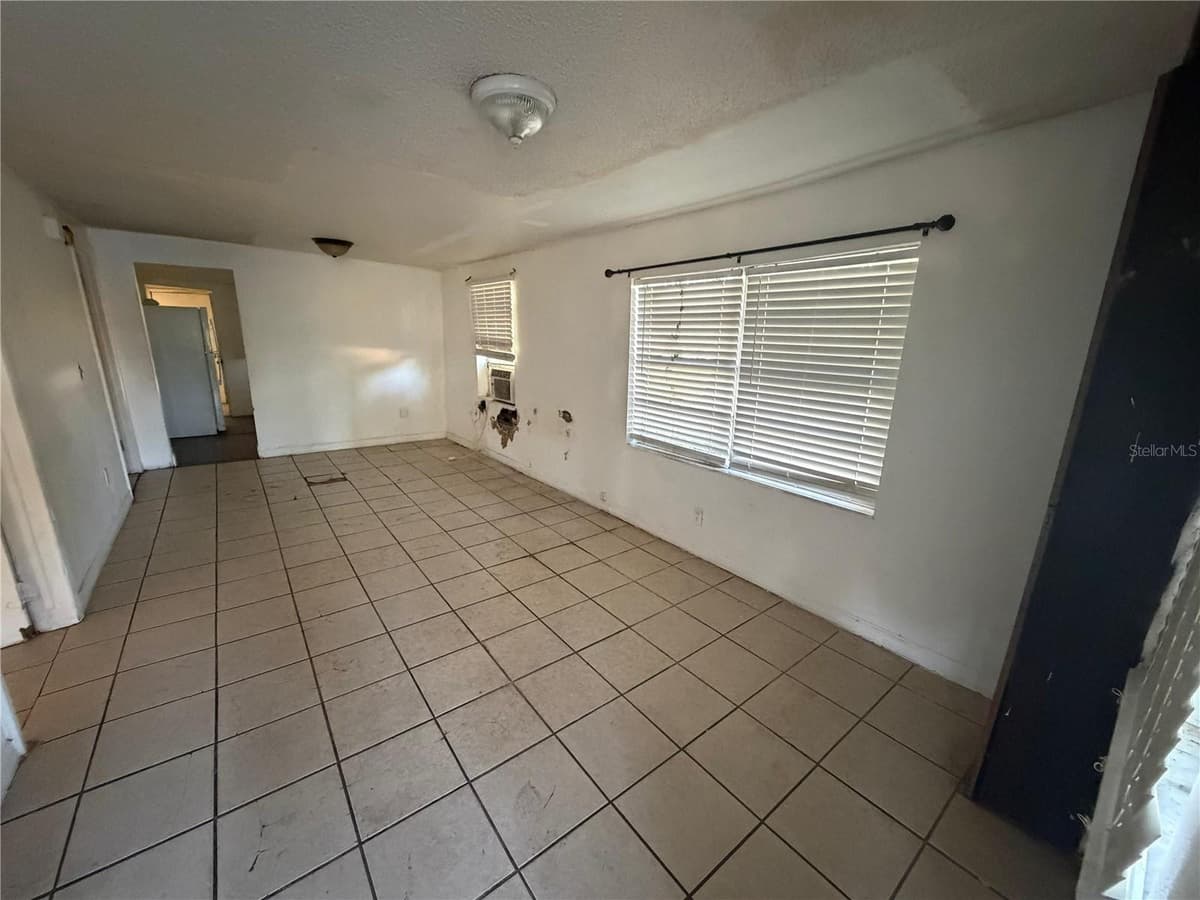 470 EAST AVENUE — photo 15 of 32