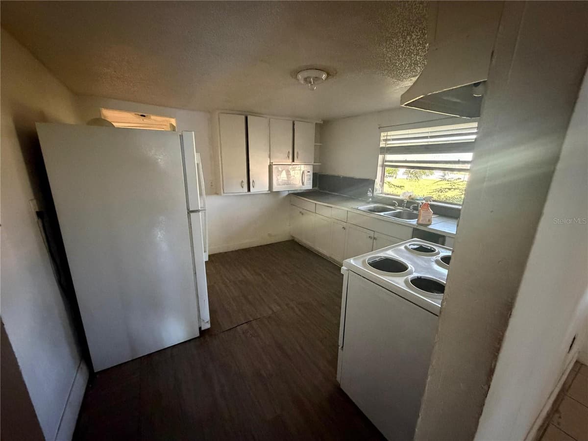 470 EAST AVENUE — photo 11 of 32
