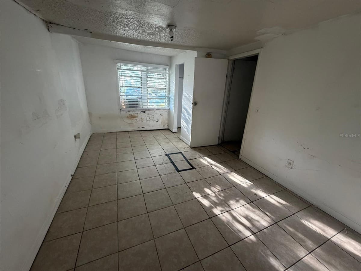 470 EAST AVENUE — photo 19 of 32