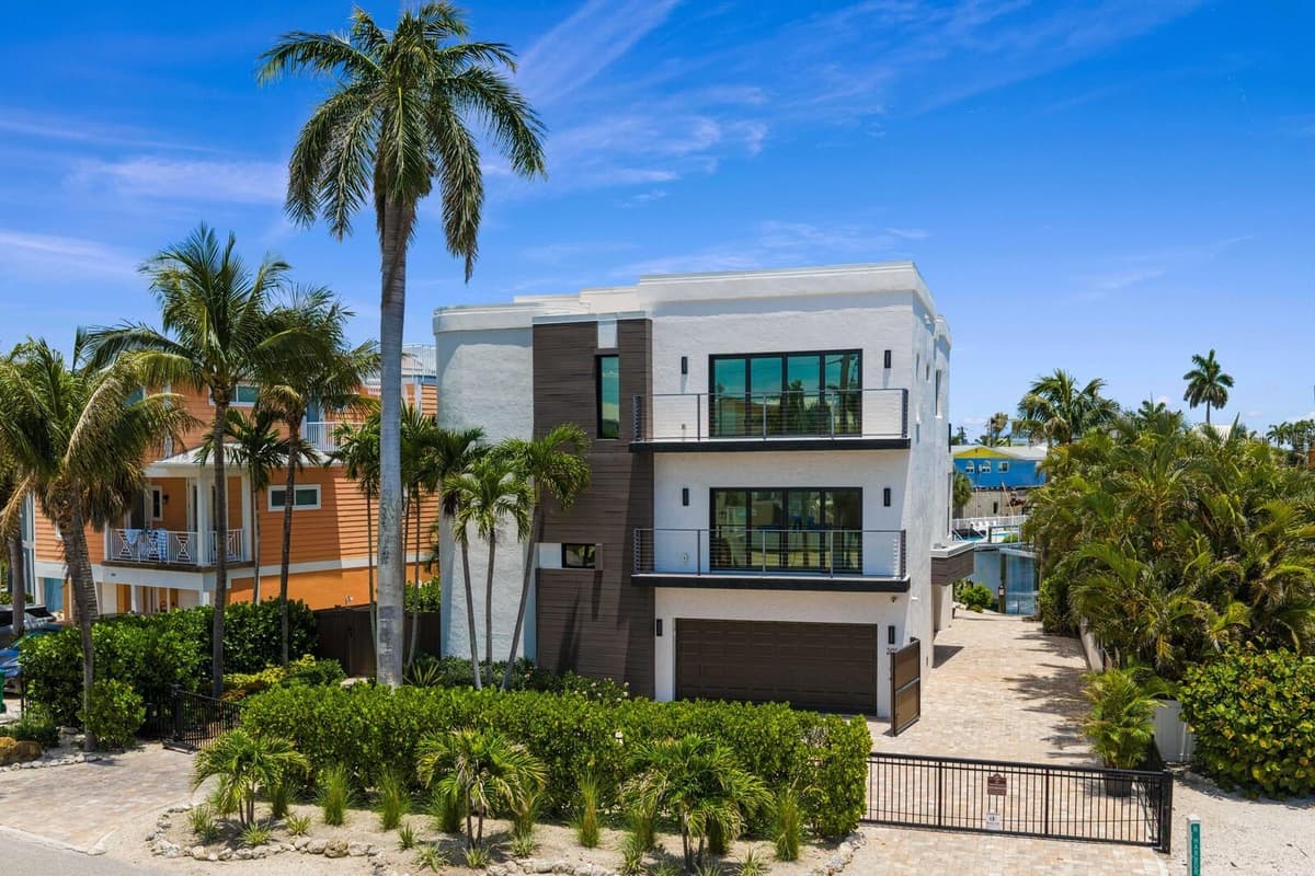 201 HARBOR DRIVE — photo 1 of 60