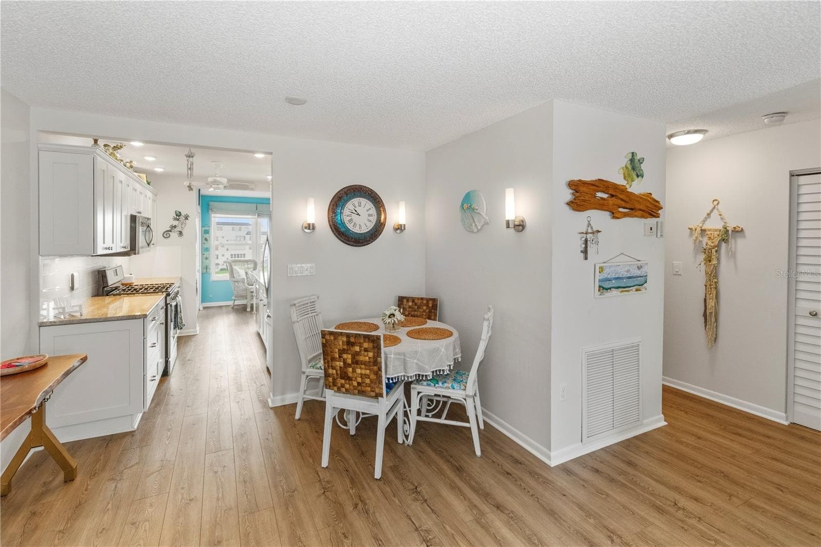 6025 SHORE BOULEVARD — photo 7 of 53