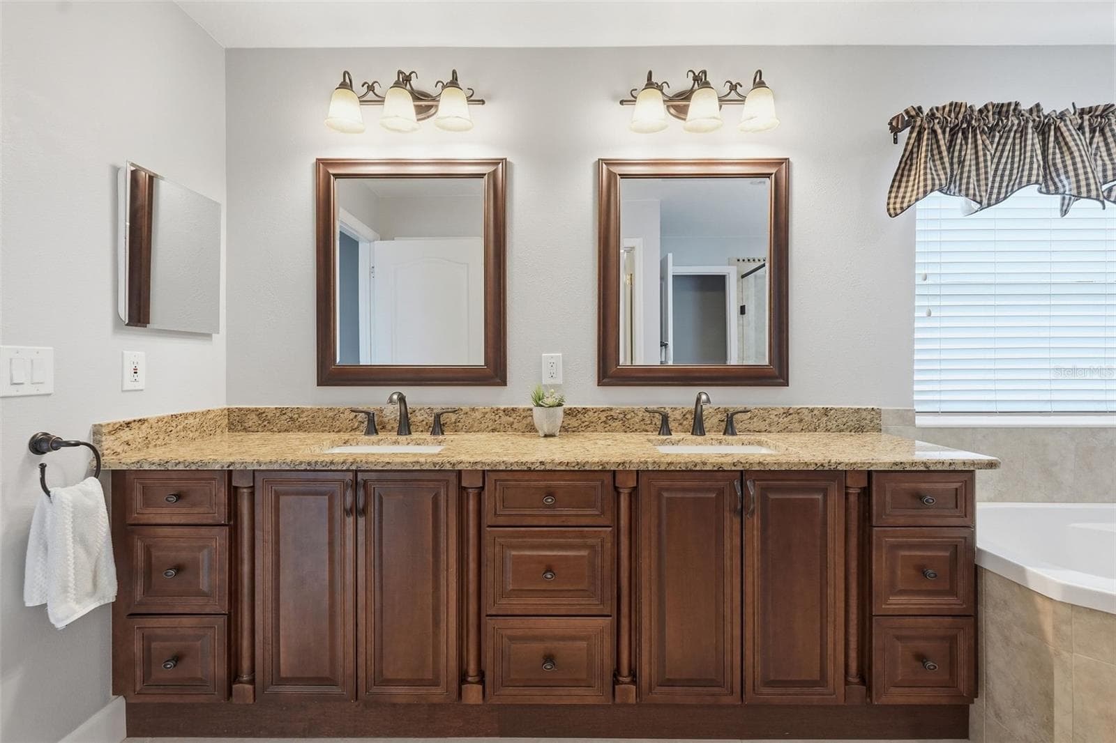 355 VENTURA DRIVE — photo 19 of 32