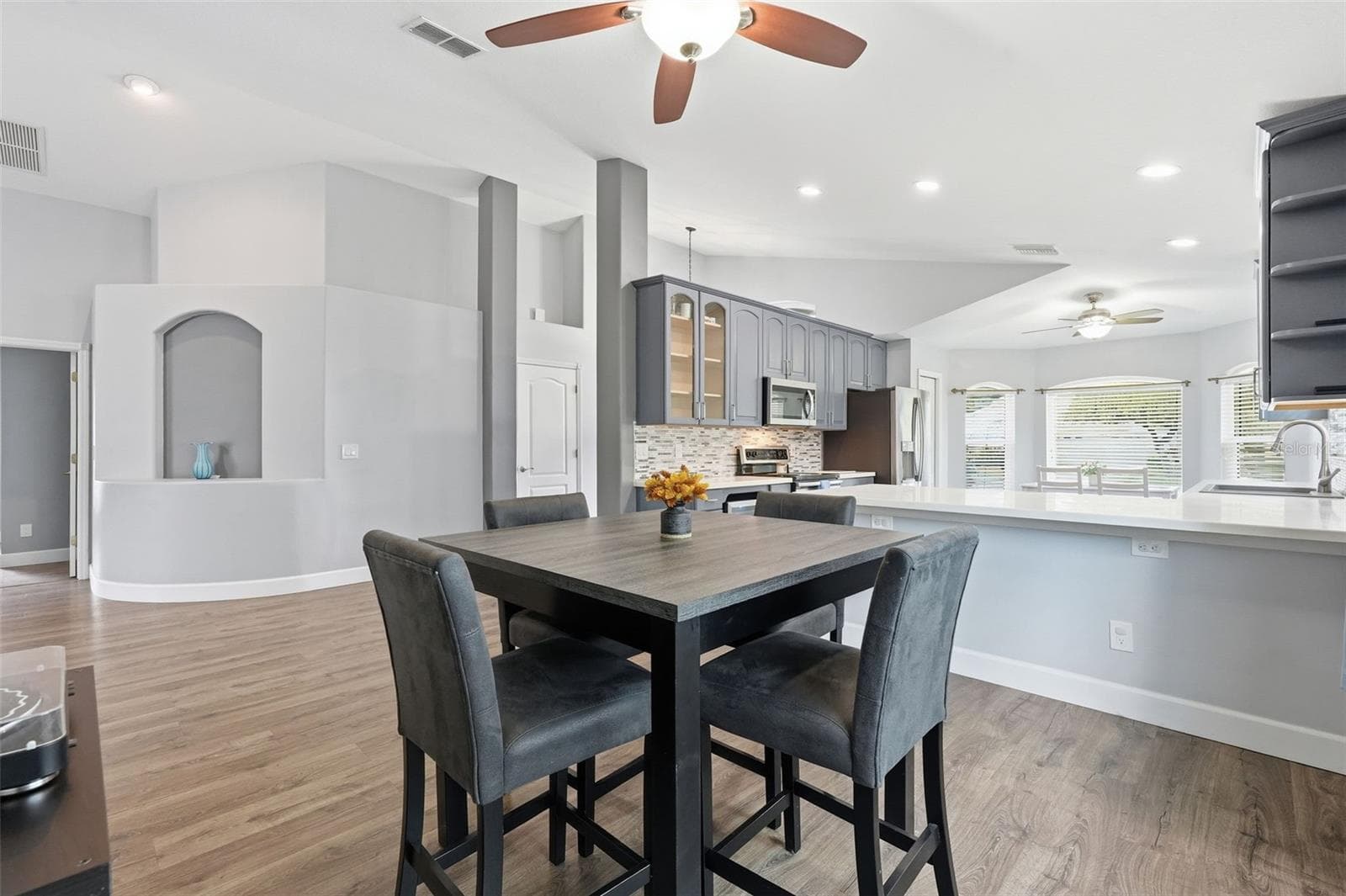 355 VENTURA DRIVE — photo 13 of 32
