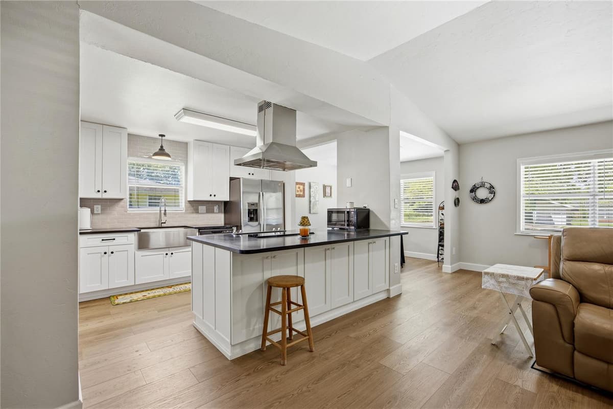 926 WOODLAWN STREET — photo 11 of 38
