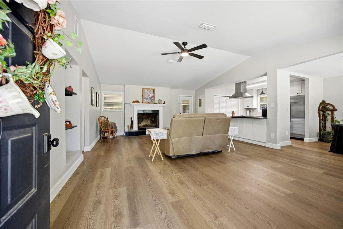 926 WOODLAWN STREET — photo 5 of 38