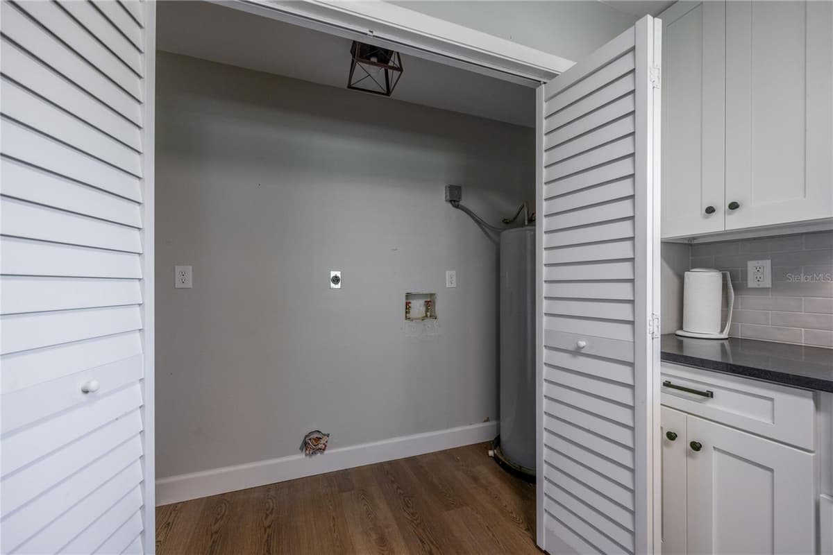 926 WOODLAWN STREET — photo 17 of 38