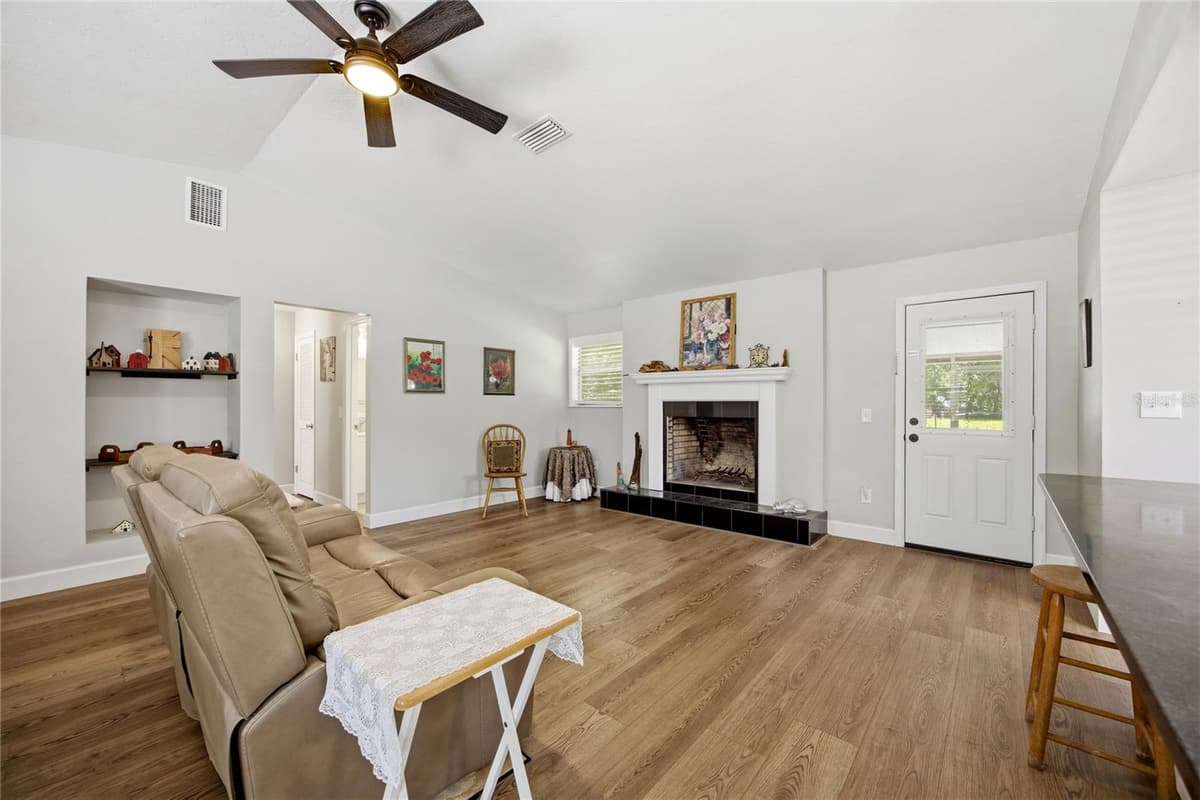 926 WOODLAWN STREET — photo 8 of 38