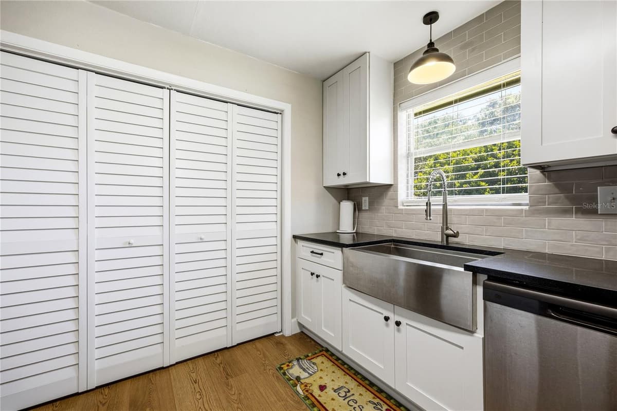 926 WOODLAWN STREET — photo 16 of 38