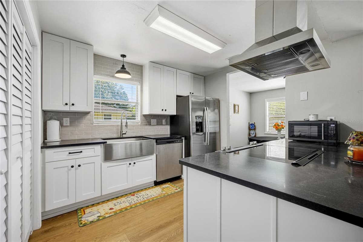 926 WOODLAWN STREET — photo 13 of 38