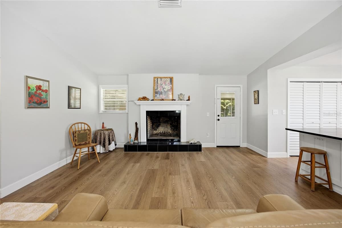 926 WOODLAWN STREET — photo 7 of 38