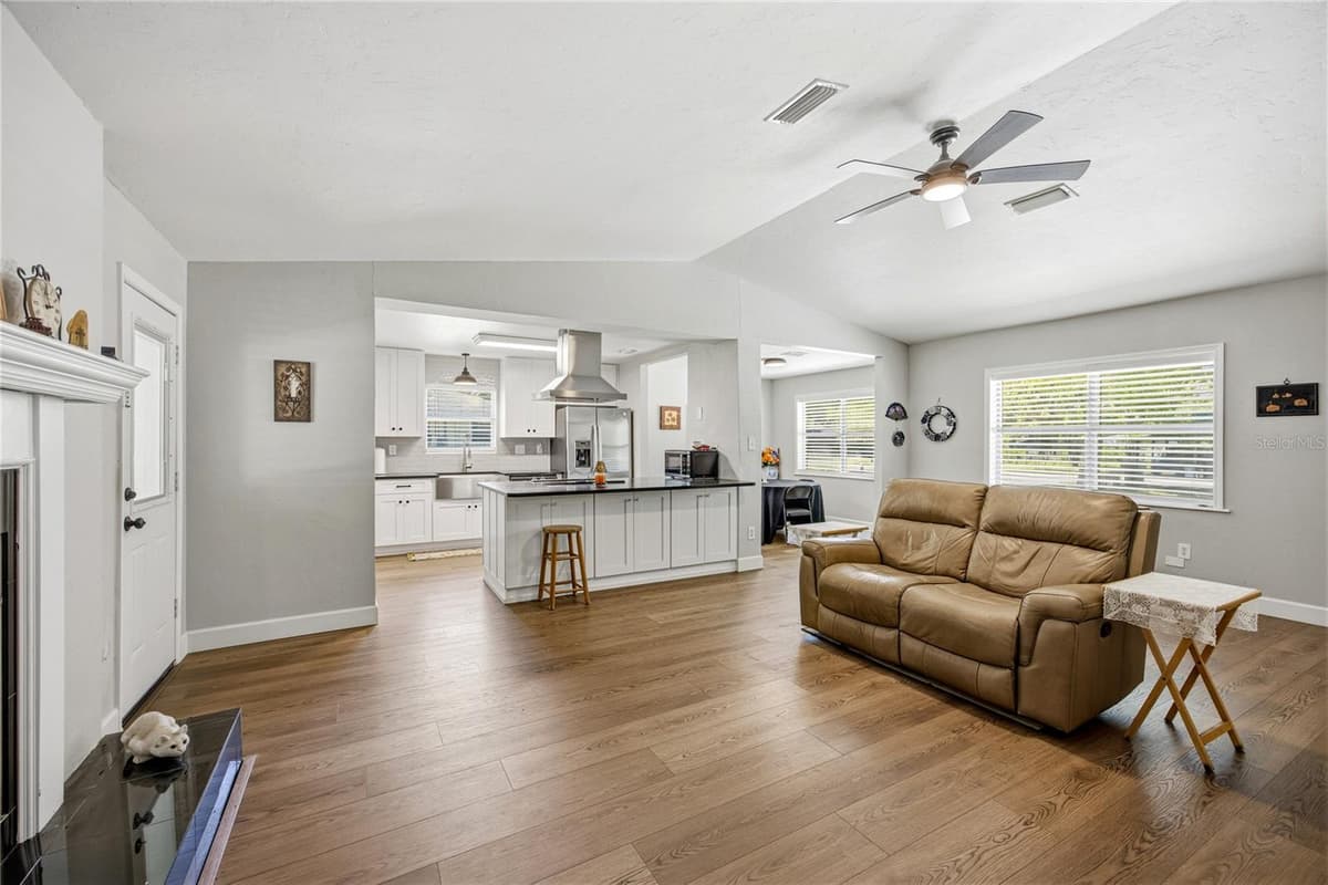 926 WOODLAWN STREET — photo 9 of 38