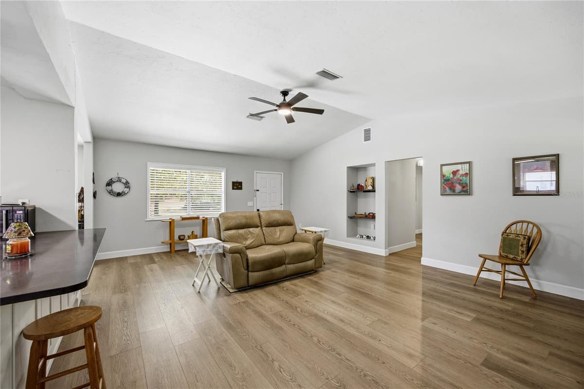 926 WOODLAWN STREET — photo 10 of 38