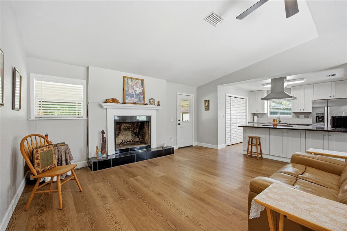 926 WOODLAWN STREET — photo 6 of 38
