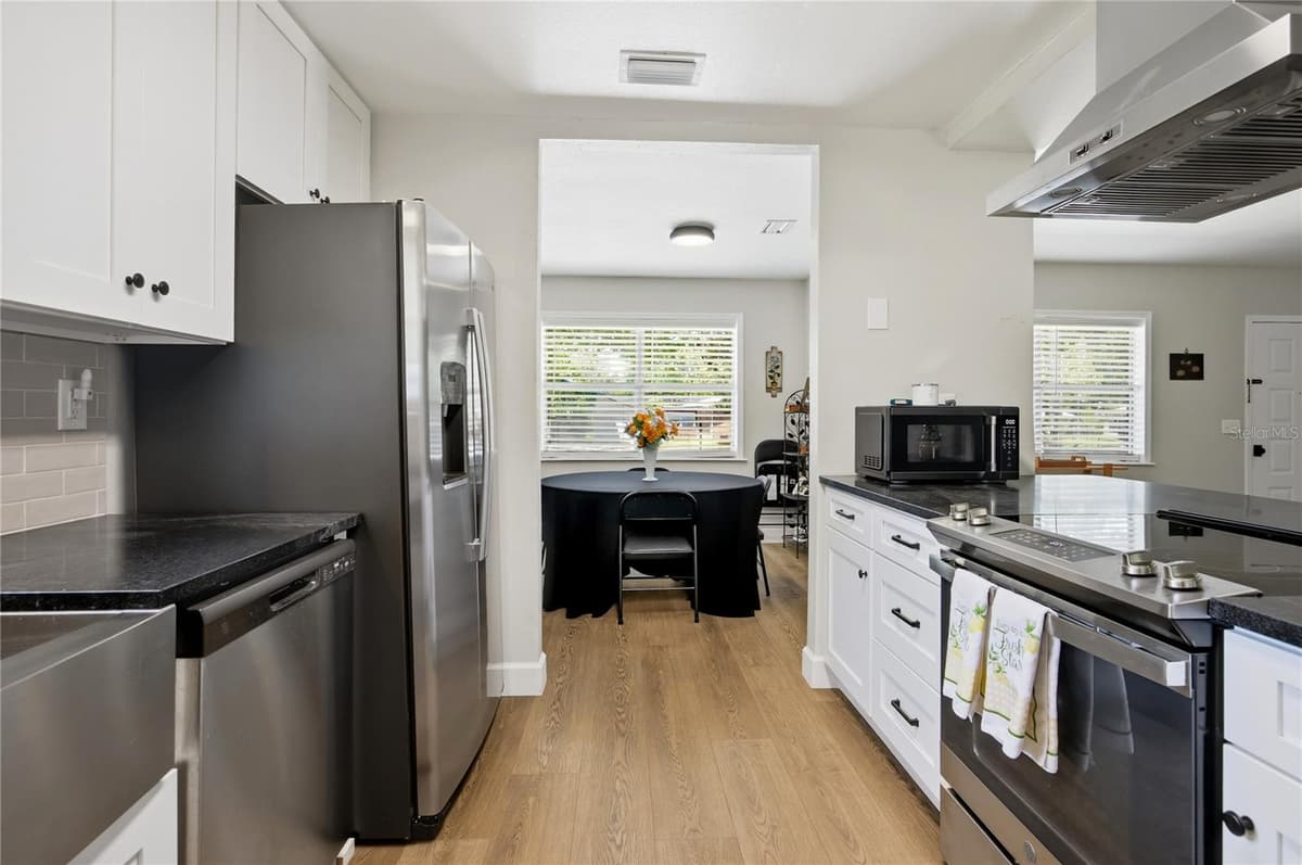 926 WOODLAWN STREET — photo 14 of 38