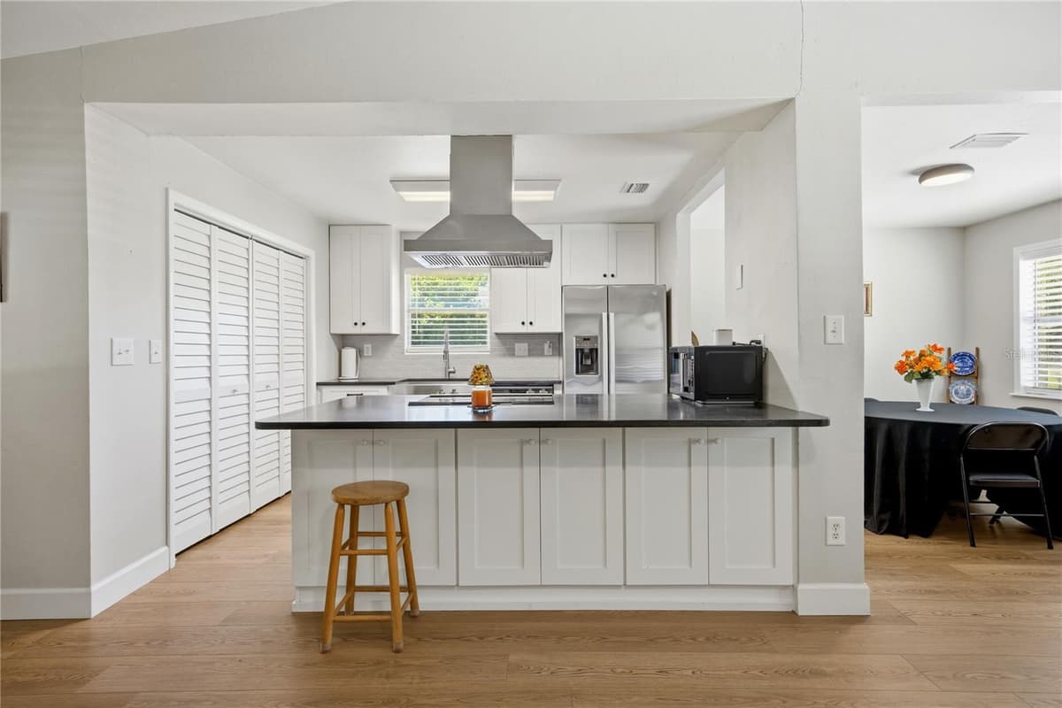 926 WOODLAWN STREET — photo 12 of 38