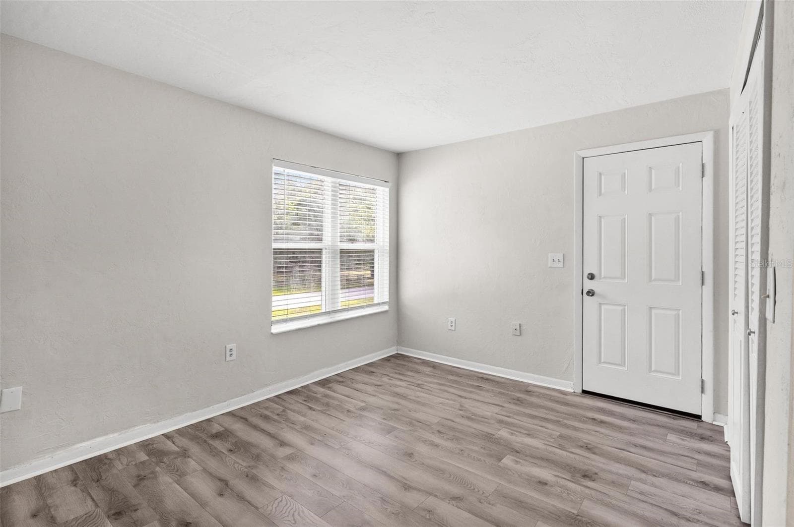 23202 SANDALWOOD DRIVE — photo 32 of 43