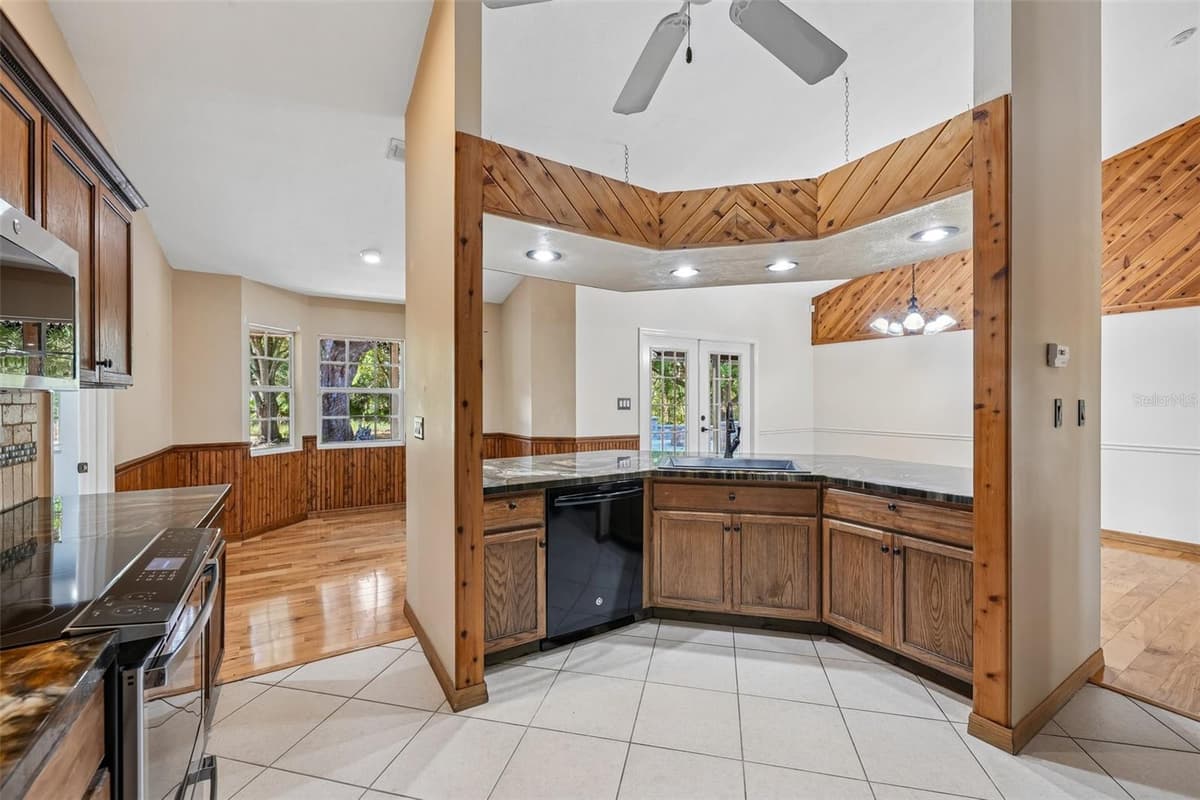 204 JEFFERSON DRIVE — photo 18 of 42
