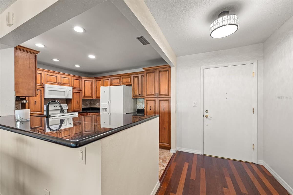 100 BLUFF VIEW DRIVE — photo 6 of 40